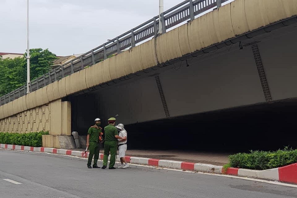 Phat 1 trieu dong nguoi danh golf o gam cau vuot Nguyen Chi Thanh-Hinh-2