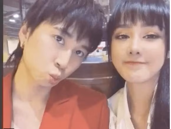 Kể từ khi công khai trở thành người yêu Karik, Bella Qchịu khá nhiều ồn ào áp lực. Từ việc chê bai ngoại hình như "búp bê thẩm mỹ lỗi" đến quá khứ của cô đều bị đào bới.