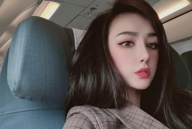 Kèm theo đó, Bella đăng ảnh tâm sự với mẹ về người không quân tử: "Bao năm qua con gặp toàn quân tử nên không hiểu hết, hôm nay con gặp tiểu nhân 1 lần để có kinh nghiệm vậy cũng hay, cũng tốt, có kinh nghiệm về lòng dạ con người", mẹ cô nàng nhắn.