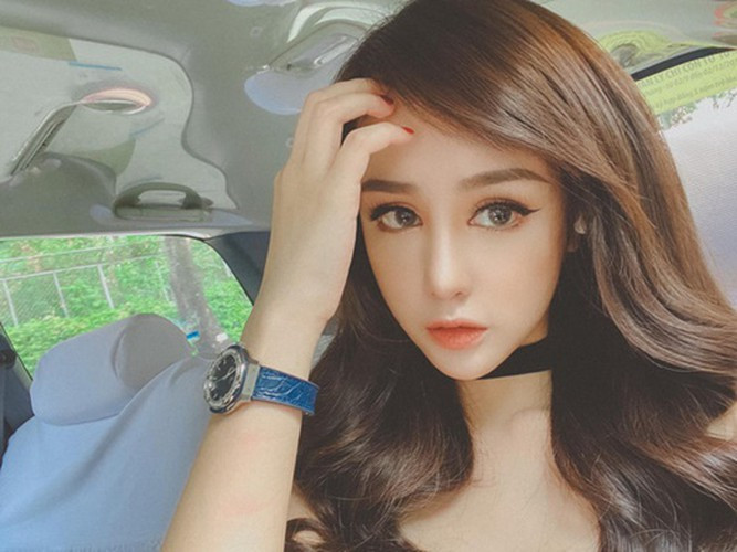 Với gương mặt xinh như búp bê cùng giọng nói nhỏ nhẹ, dịu dàng, không mấy ngạc nhiên khi Bella được nhiều người ''săn đón'' hậu chia tay Karik.