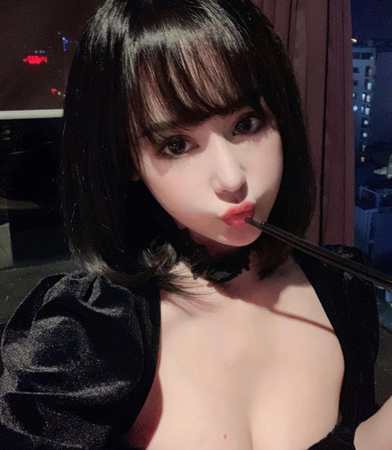 Dẫu "đường ai nấy đi" nhưng Karik vẫn luôn dành những lời có cánh cho tình cũ và từng cho biết Bella là người giúp anh sống thay đổi theo hướng tích cực.