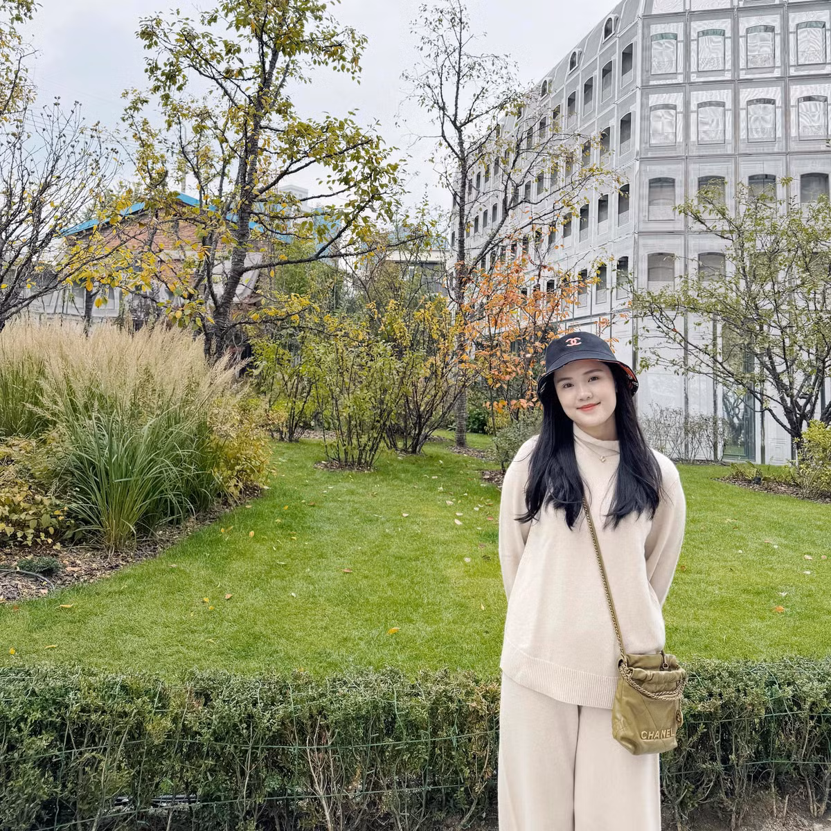 Duy Mạnh và Quỳnh Anh gặp nhau khi còn rất trẻ. "Đàng gái" là con gái của cựu chủ tịch CLB Sài Gòn, có nền tảng gia đình vững chắc, trong khi Duy Mạnh là một cầu thủ tài năng, điển trai.