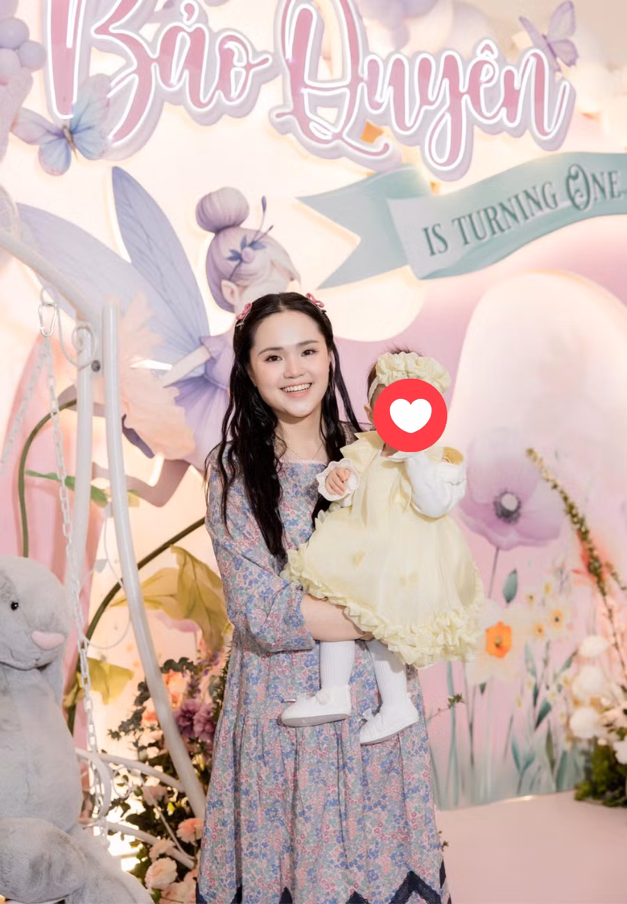 Mới đây, vợ cầu thủ Duy Mạnh là Nguyễn Quỳnh Anh đã trở lại với hình ảnh của tiểu thư sang chảnh như chặn luôn những ý kiến chê bai kém sang trước đó của dân mạng.