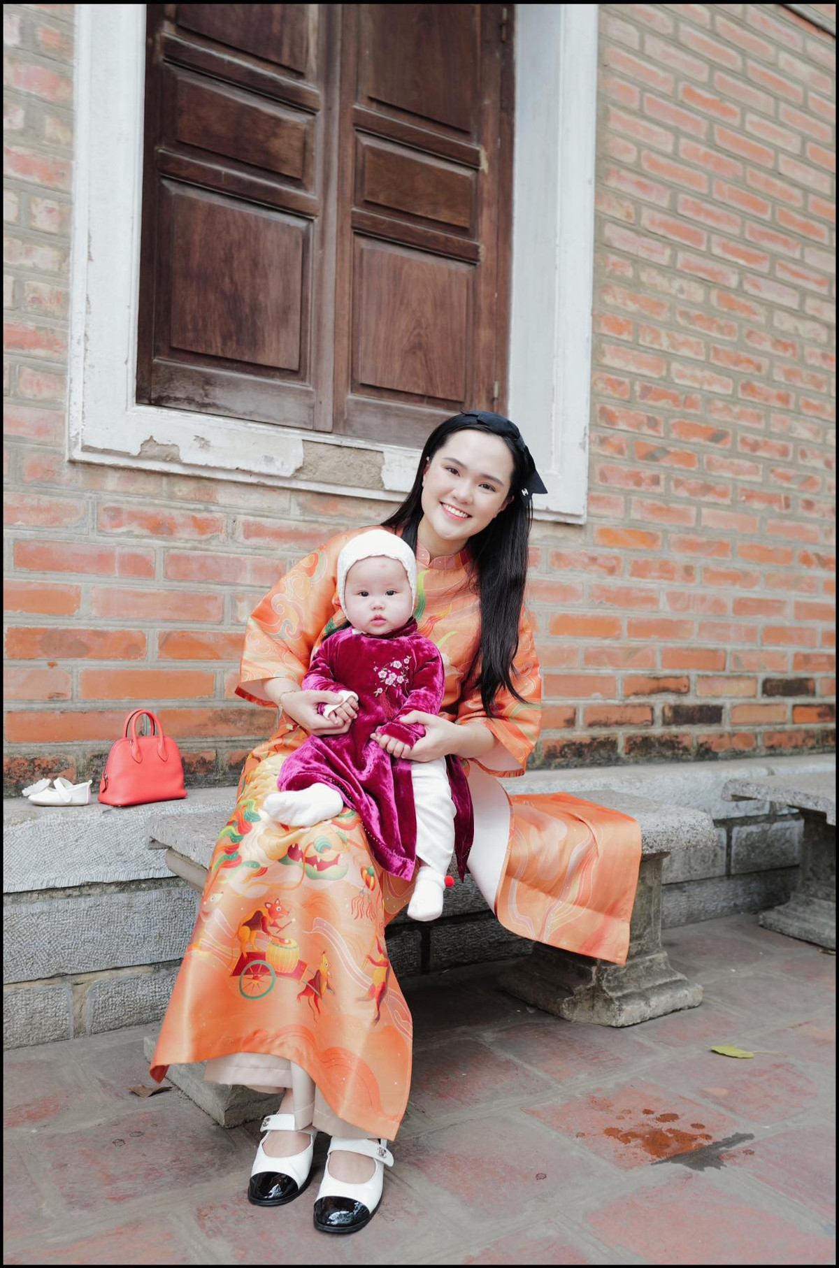 Nhiều ý kiến cho rằng sự kết hợp này thiếu sự tinh tế và chưa thực sự tôn lên vóc dáng của Quỳnh Anh. Mặc dù dát toàn đồ hiệu nhưng cô nàng vẫn không gọn gàng.