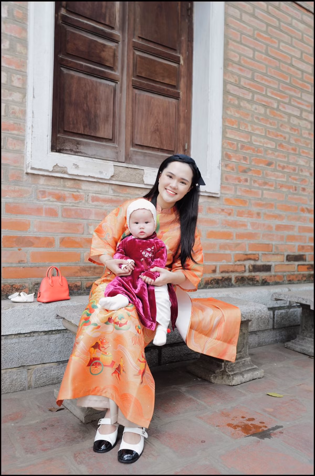 Nhiều ý kiến cho rằng sự kết hợp này thiếu sự tinh tế và chưa thực sự tôn lên vóc dáng của Quỳnh Anh. Mặc dù dát toàn đồ hiệu nhưng cô nàng vẫn không gọn gàng.