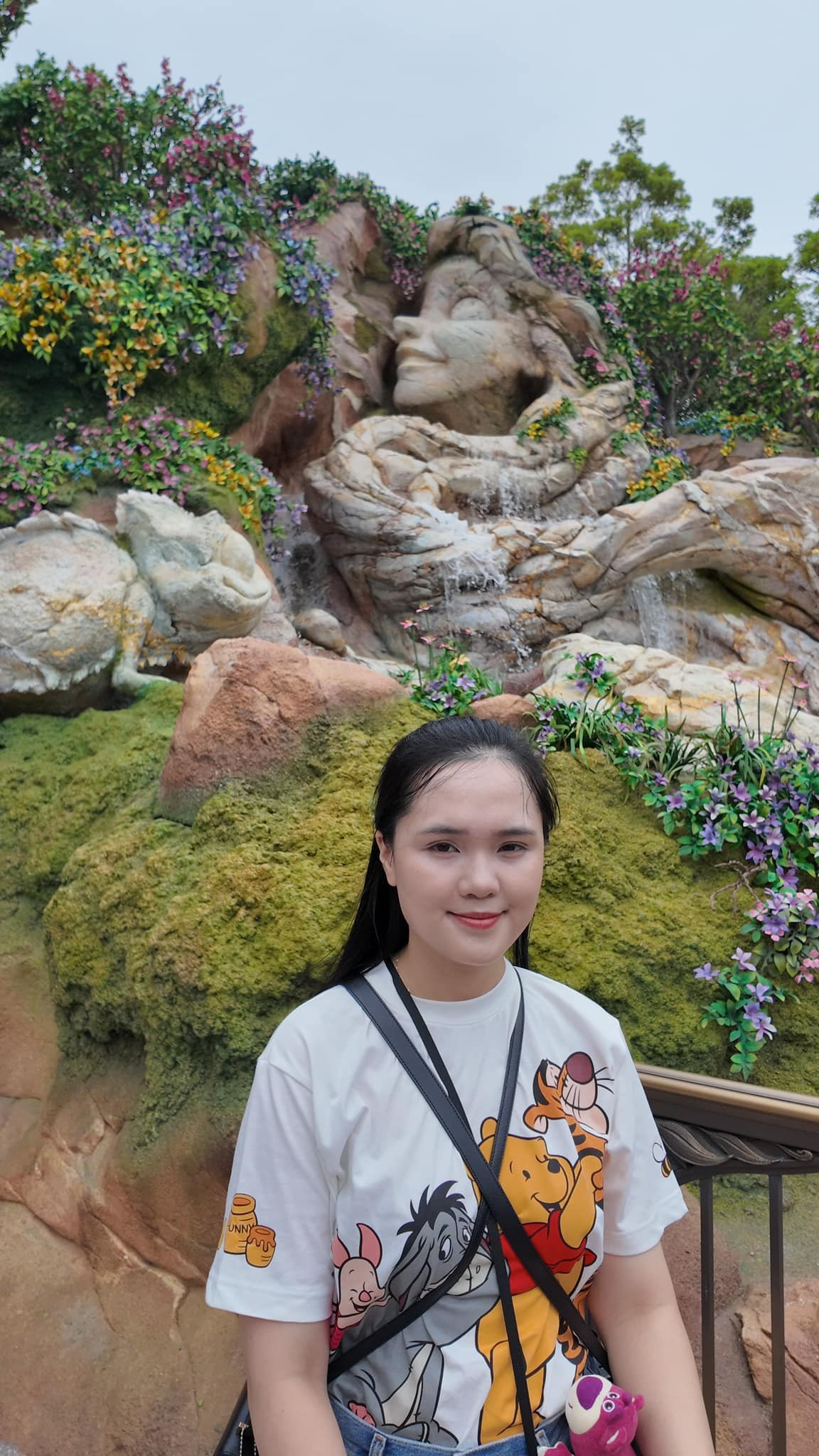 Trước đó, Quỳnh Anh trở thành tâm điểm bàn tán trên mạng xã hội khi phong cách thời trang bị nhận xét là chưa thực sự hài hòa dù diện nhiều trang phục hàng hiệu.