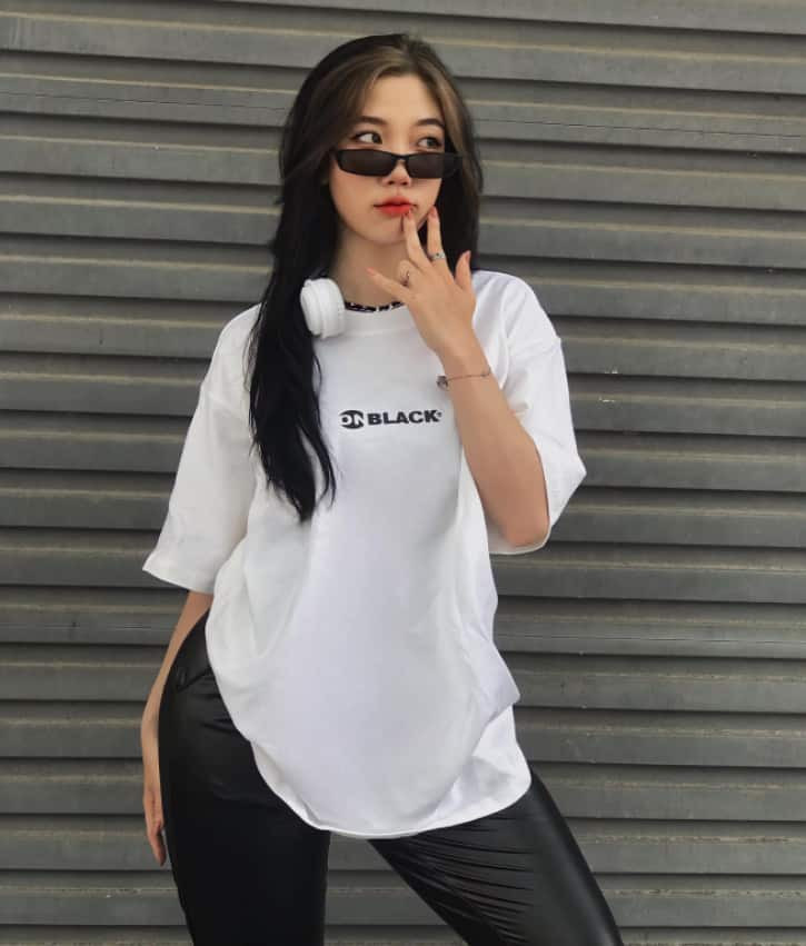 Băng Nhi bắt đầu nhận được những đề nghị làm mẫu ảnh cho shop thời trang. Hơn nữa, cô còn được các nhãn hiệu “chọn mặt gửi vàng” với những hợp đồng quảng cáo.