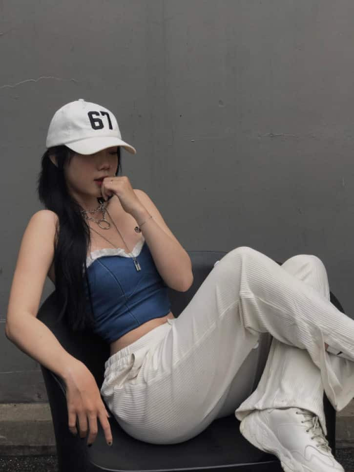 Gái xinh Băng Nhi sở hữu gương mặt khả ái, vóc dáng nóng bỏng với chiều cao 1m64 cùng số đo 3 vòng 82-59-91.