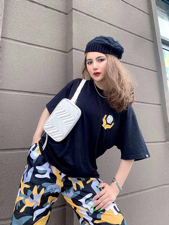 Ngoài gương mặt xinh xắn, Ngọc Khanh Ngoài gương mặt xinh xắn.