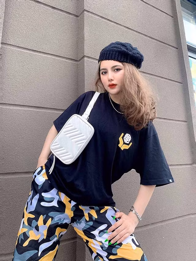 Ngoài gương mặt xinh xắn, Ngọc Khanh Ngoài gương mặt xinh xắn.