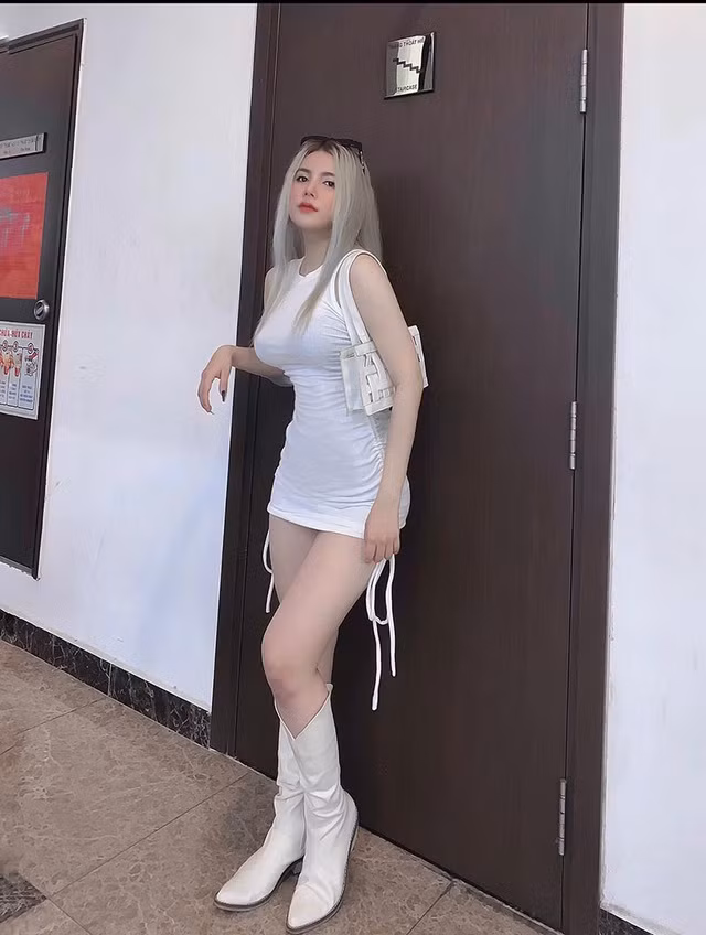 Phan Thị Ngọc Khanh theo học trường ĐH Kinh tế TP. HCM, đồng thời là người mẫu ảnh được nhiều cửa hàng thời trang “chọn mặt gửi vàng”.