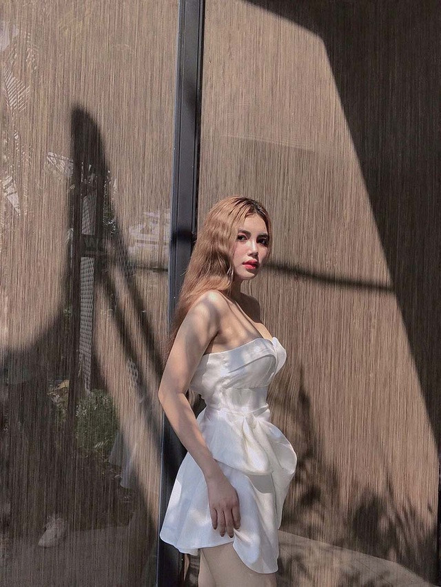 Cũng theo chia sẻ của Ngọc Khanh, trên mạng xã hội, mọi người thường nghĩ rằng cô bạn kiêu kỳ, khó gần. Nhưng khi tiếp xúc với Khanh ở ngoài đời thì thường dành sự quý mến bởi tính cách hòa đồng, thân thiện.