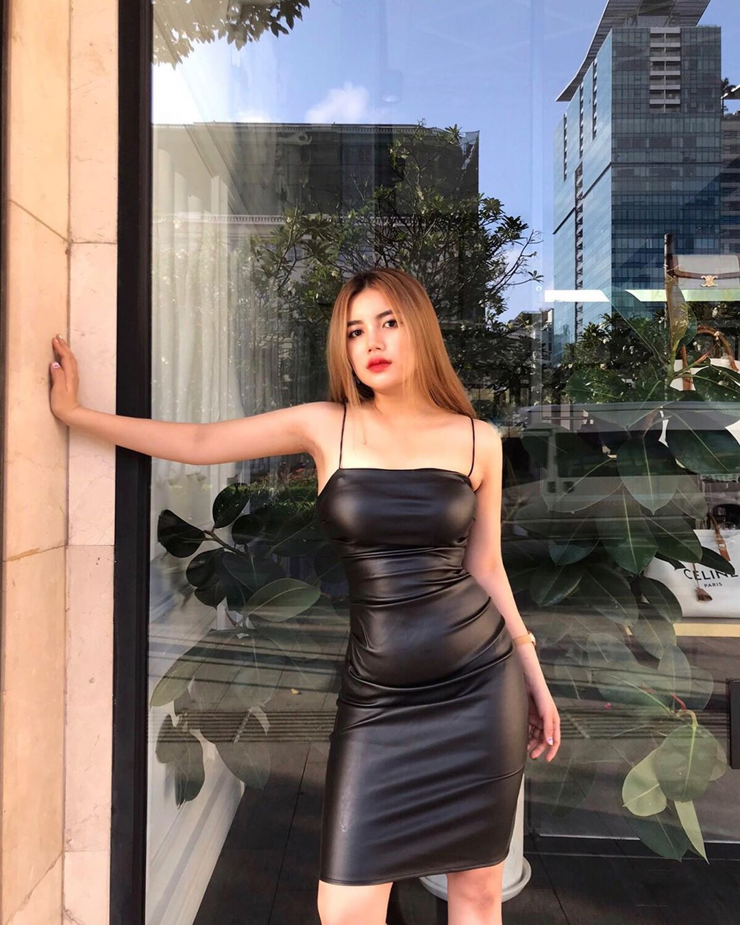 Khanh cảm thấy hài lòng với cuộc sống của mình, hot girl này có thể làm những gì mình thích, miễn sao không vượt quá những giới hạn đã đặt ra.