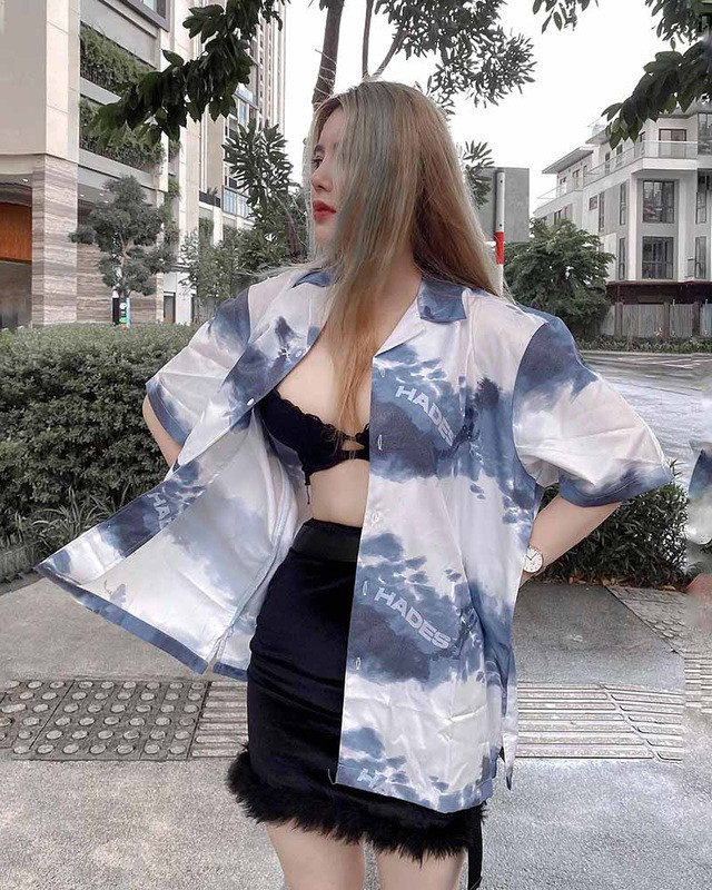 Phan Thị Ngọc Khanh (sinh năm 2001) là cô bạn hot girl Sài thành thu hút sự chú ý của cư dân mạng nhờ nét mặt xinh xắn, gu ăn mặc ấn tượng cùng vóc dáng quyến rũ, gợi cảm.