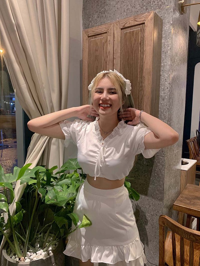 Bày tỏ về ý kiến “xinh đẹp là một loại tài năng”, Ngọc Khanh cho biết: “Bản thân em cho rằng, xinh đẹp là một sự may mắn, một sự ưu ái mà tạo hóa đã ban cho mình. Sự thật là một gương mặt xinh đẹp sẽ là lợi thế để bạn nhận được ưu ái hơn bên cạnh kinh nghiệm đã có...