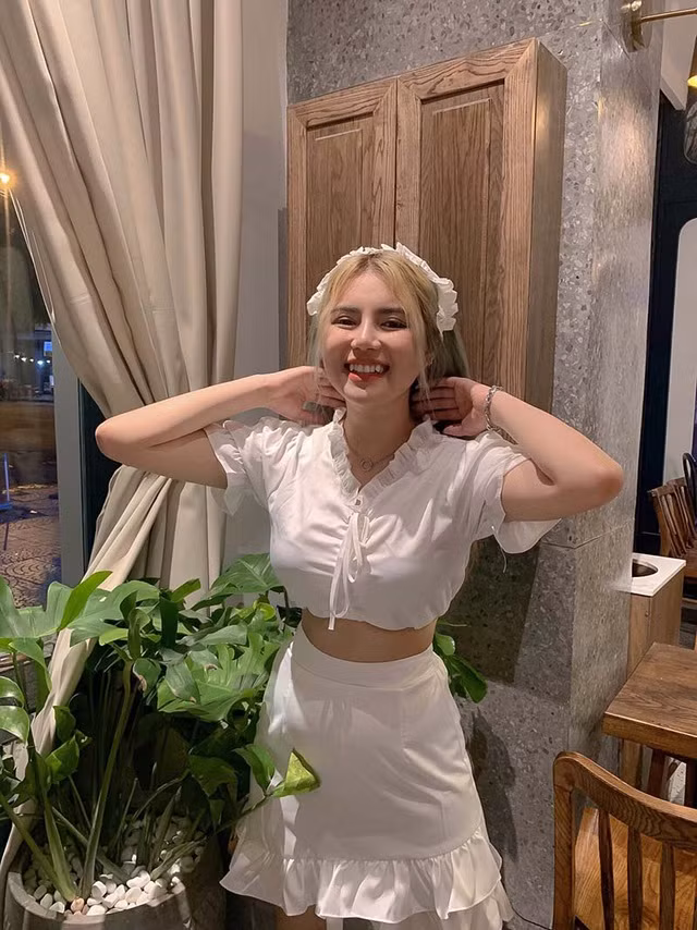 Bày tỏ về ý kiến “xinh đẹp là một loại tài năng”, Ngọc Khanh cho biết: “Bản thân em cho rằng, xinh đẹp là một sự may mắn, một sự ưu ái mà tạo hóa đã ban cho mình. Sự thật là một gương mặt xinh đẹp sẽ là lợi thế để bạn nhận được ưu ái hơn bên cạnh kinh nghiệm đã có...