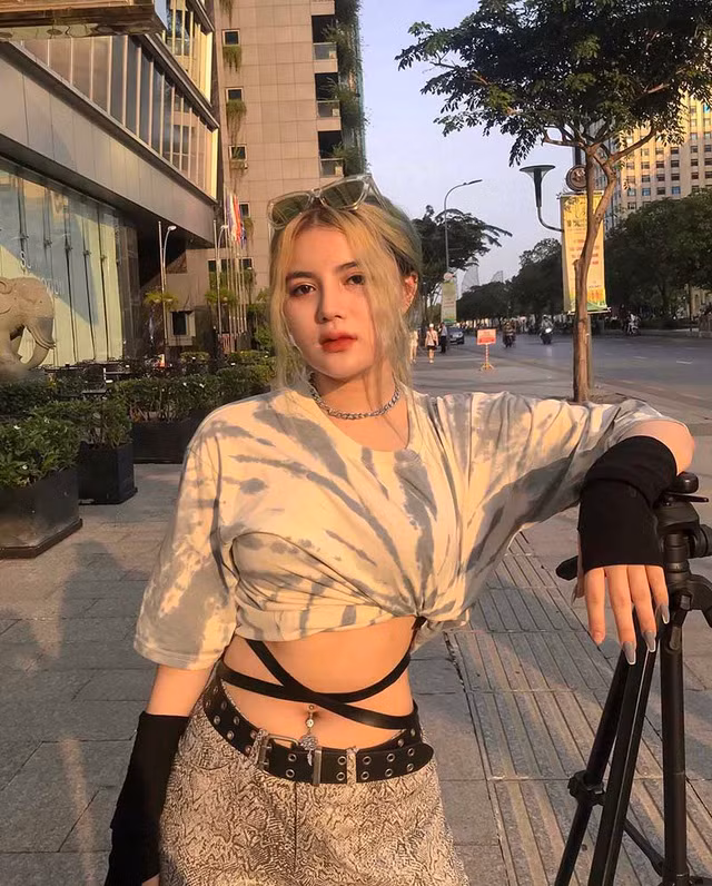 Quan điểm sống của Ngọc Khanh là: "Sống chậm lại, yêu thương nhiều hơn. Vội vã quá đôi khi chúng ta sẽ bõ lỡ rất nhiều thứ, những thứ tưởng chừng như nhỏ bé, tầm thường hay đứng bên lề cuộc sống có khi lại là thứ hạnh phúc mà ta tìm kiếm bấy lâu".