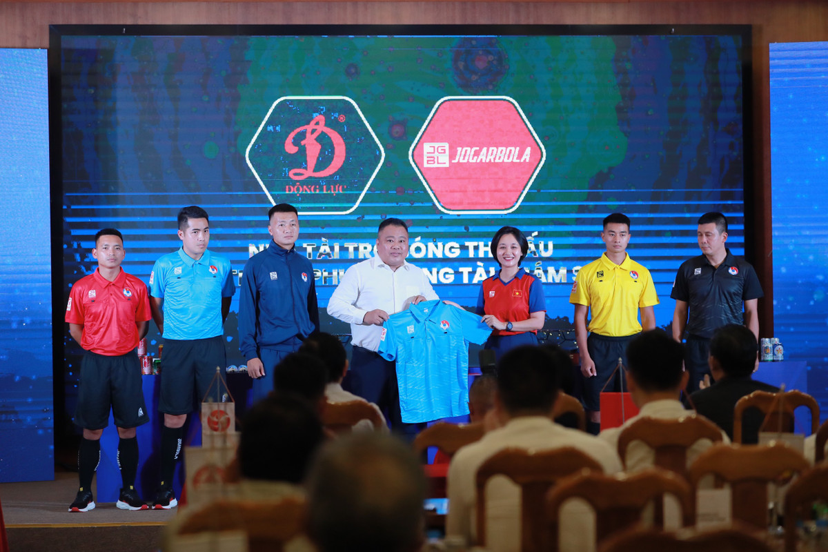 V-League 2023/2024 co nha tai tro bong va trang phuc trong tai-Hinh-2