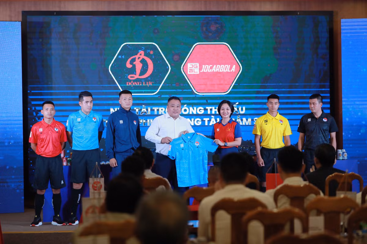 V-League 2023/2024 co nha tai tro bong va trang phuc trong tai-Hinh-2