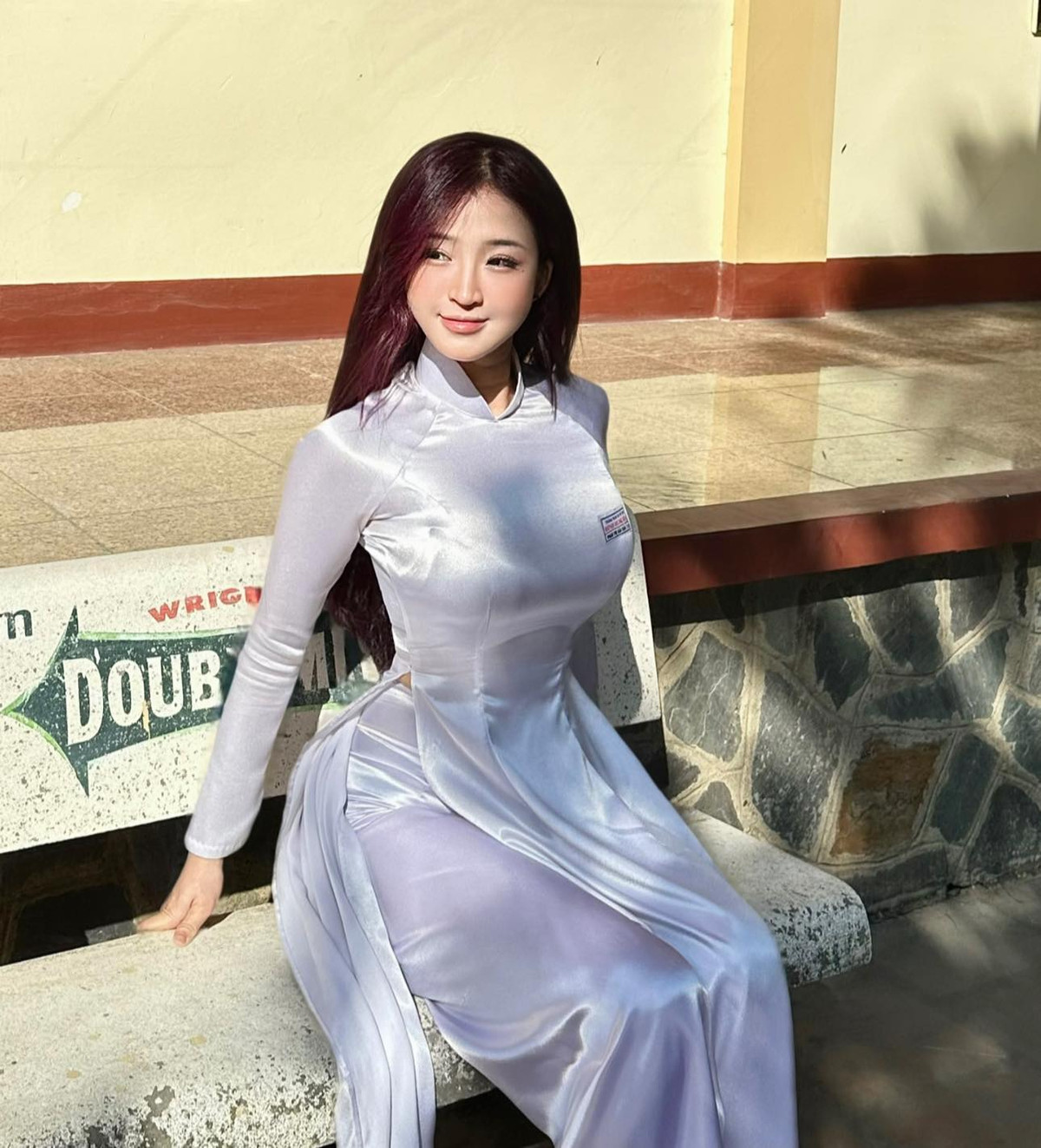 Chính nhờ khoảnh khắc diện áo dài nữ sinh, Bảo Trân được báo Trung Quốc đưa tin và được mệnh danh là "nữ sinh mặc áo dài quá đẹp" hay "thiên thần áo dài trắng" Đồng Nai.