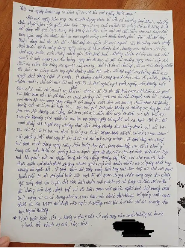 Chưa dừng lại ở đó, cô giáo không quên “ra đề” lại cho các bậc phụ huynh đó là viết tiếp bức thư tình thứ hai với lời yêu thương gửi đến con ngay trong buổi họp.