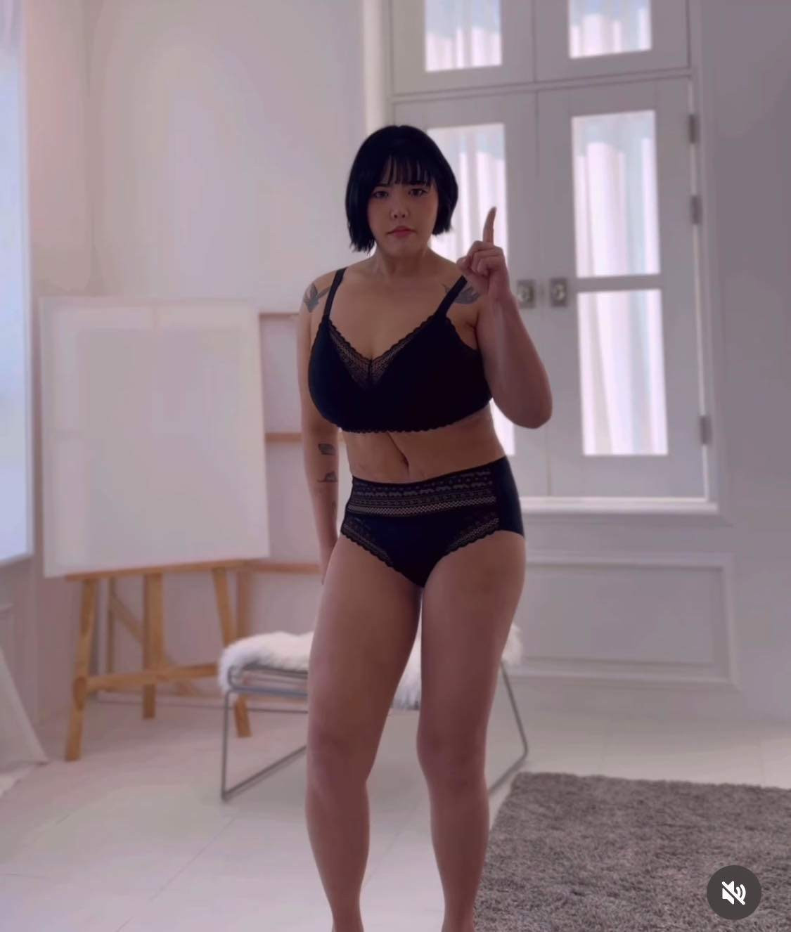 Yang Soo Bin sinh năm 1994, là blogger về những video mukbang (ăn uống) được đăng tải trên YouTube.