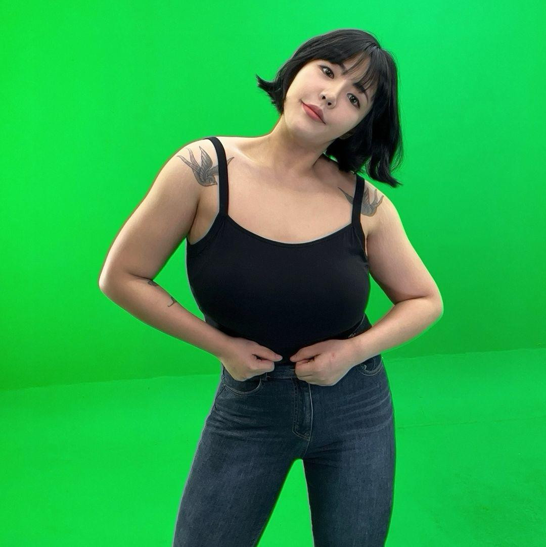 Sau 3 năm kiên trì với hành trình giảm cân của mình, hiện tại, Soo Bin đã có phần tự tin hơn khi đăng tải những hình ảnh khoe vóc dáng trên trang cá nhân.