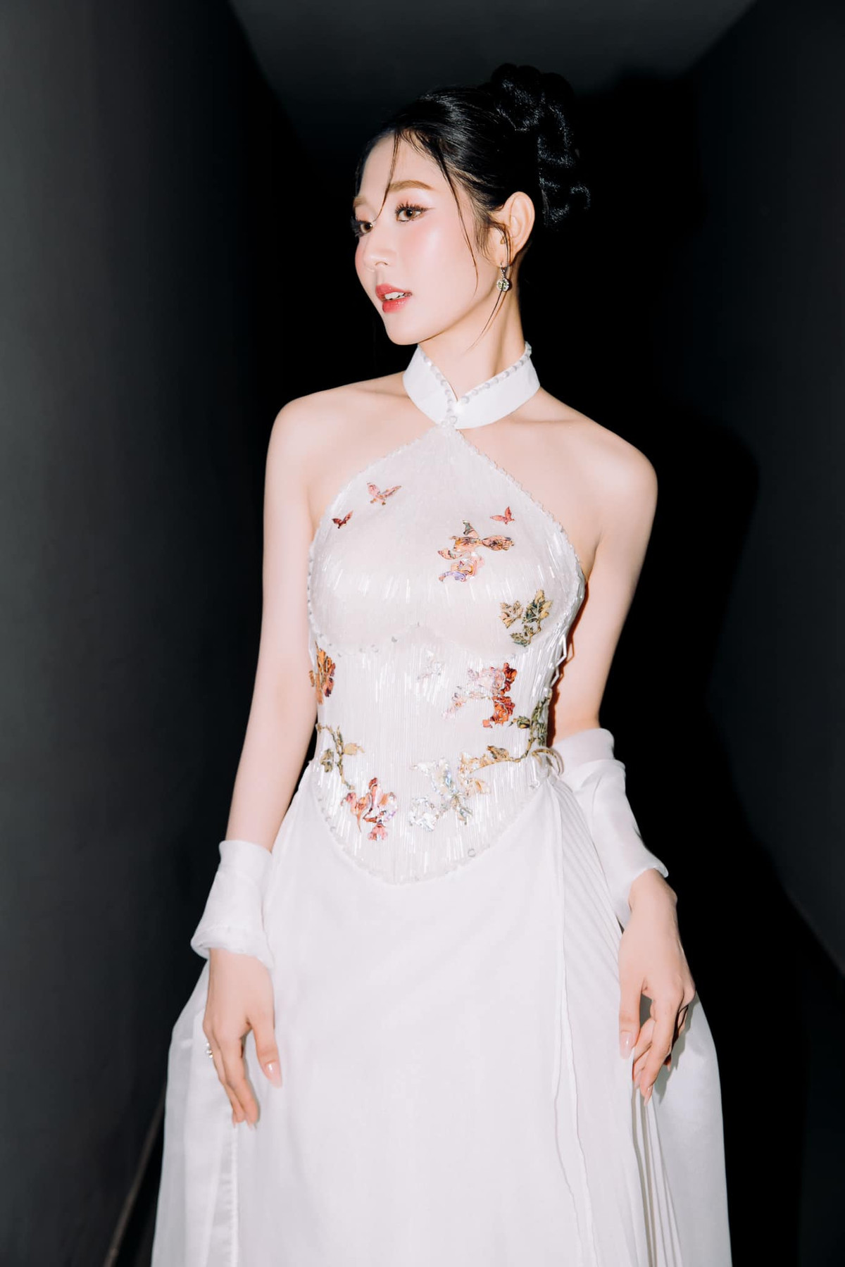 SyNi Trang sở hữu gương mặt đậm nét Á đông, vừa phù hợp với các trang phục truyền thống nhưng khi theo đuổi phong cách hiện đại cũng cực mượt.