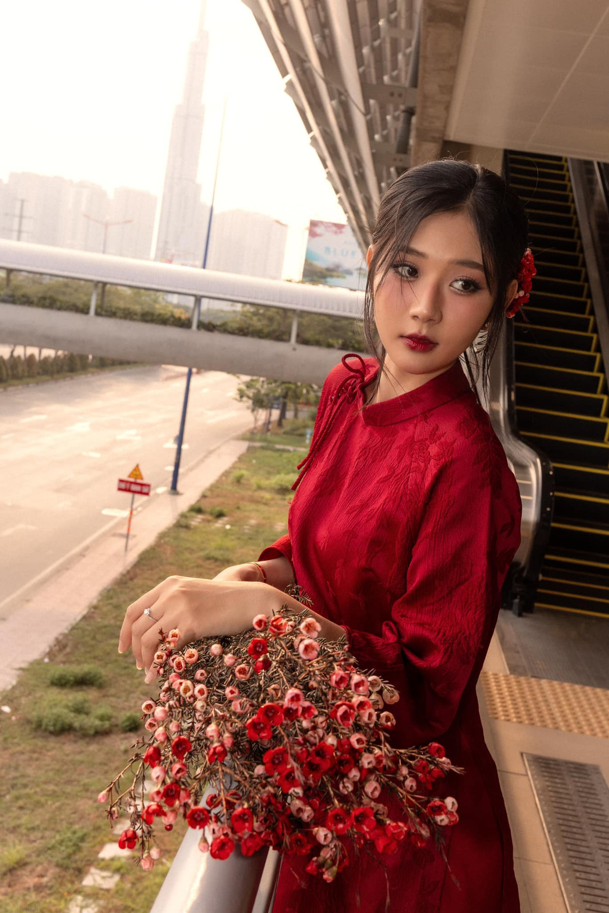 Ngoài ra SyNi Trang còn là người mẫu tự do, được các nhãn hàng về làm đẹp và thời trang ưu ái.