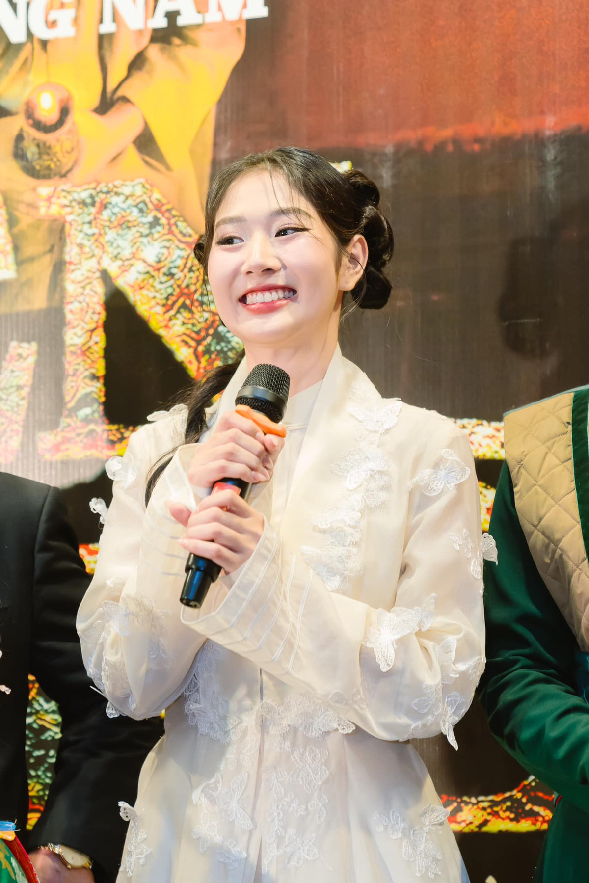 Sau đó mỹ nhân Bến Tre tham gia khoá đào tạo diễn viên tại một học viện diễn xuất điện ảnh chuyên nghiệp để tiếp tục theo đuổi sự nghiệp diễn xuất.