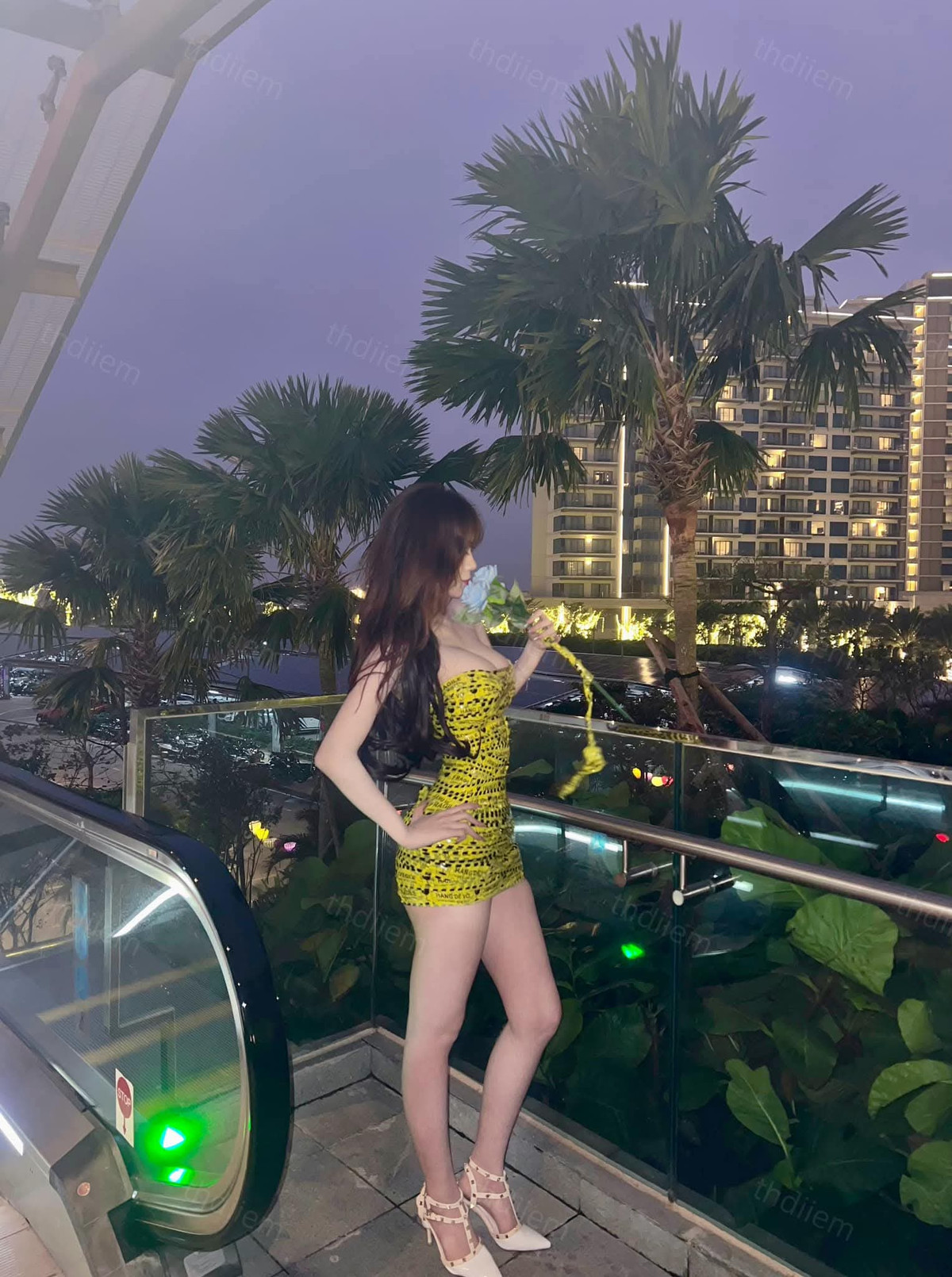 Với thiết kế táo bạo, chiếc váy không chỉ giúp khoe vòng eo thon gọn mà còn tôn lên vẻ đẹp hình thể đầy quyến rũ.