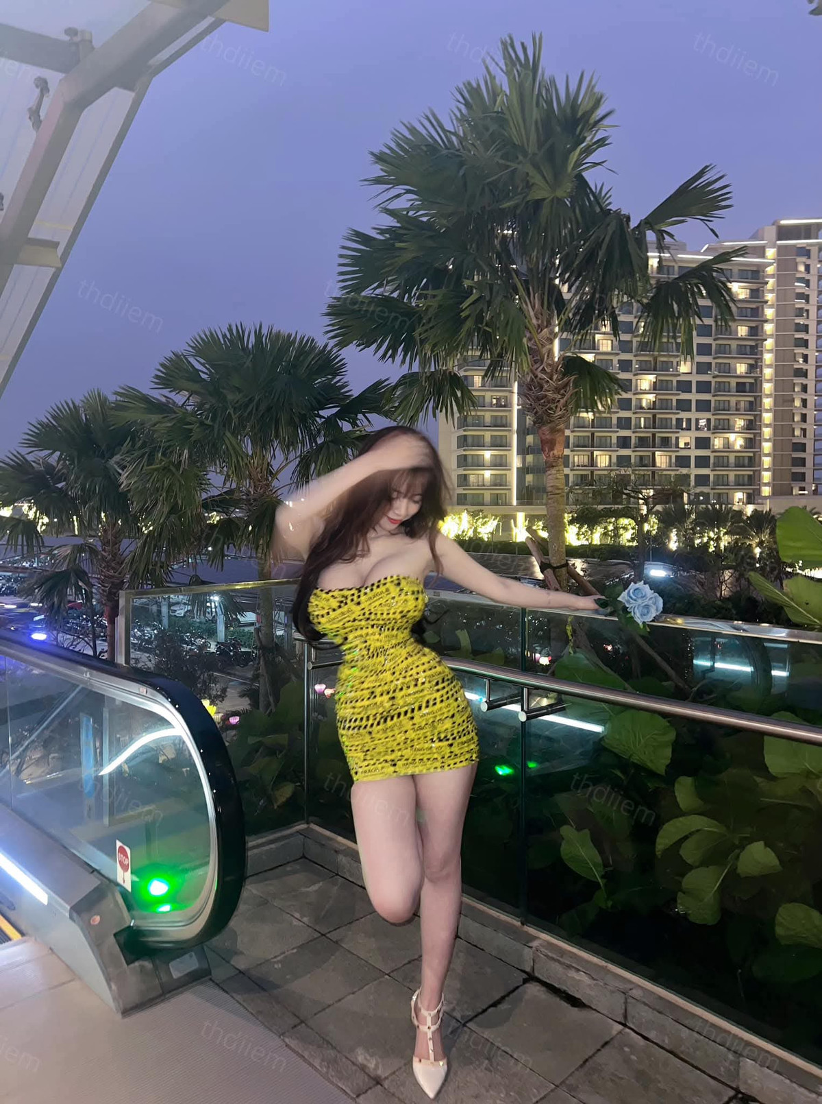 Nàng hot girl pickleball diện chiếc váy băng keo lạ mắt, đầy sáng tạo và phá cách.