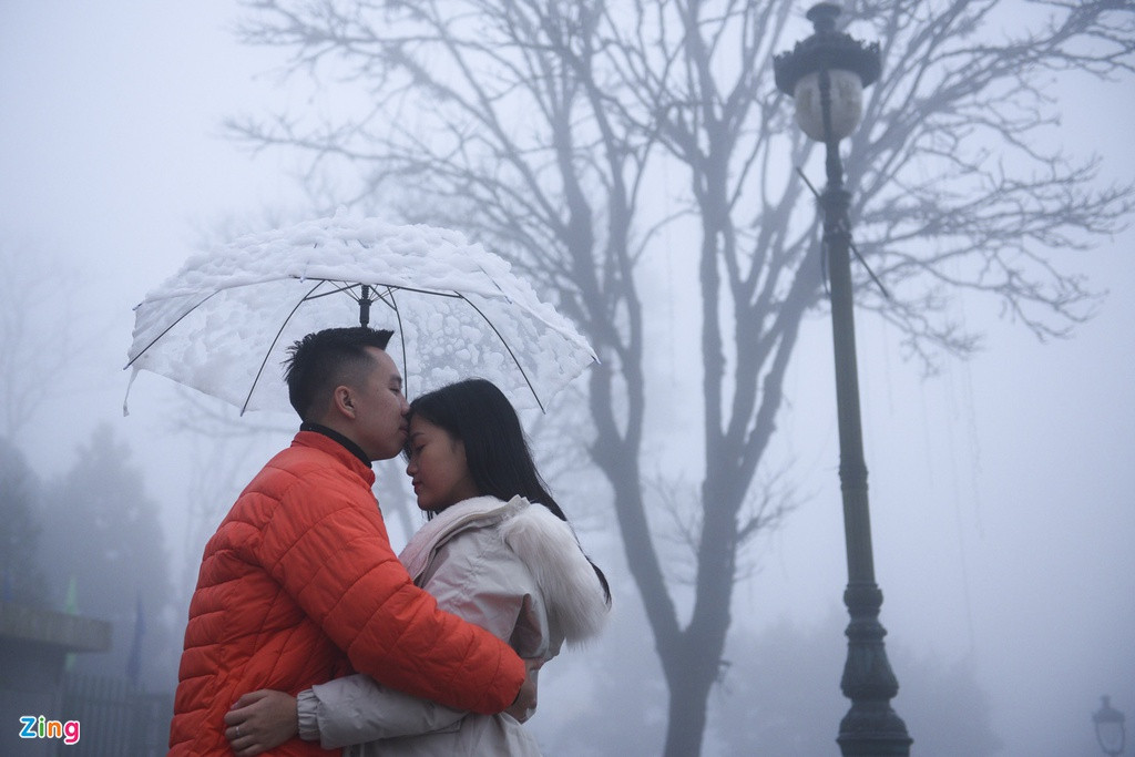 Nhi và Đạt vừa kịp đến Sa Pa vào chiều 31/12. Đôi bạn trẻ đã tận hưởng cái lạnh và đón giao thừa tại đây. “Nghe mọi người nói đi du lịch Sa Pa về là sẽ cưới, vậy nên chúng mình đi thử”, cô gái 24 tuổi vui vẻ trò chuyện.