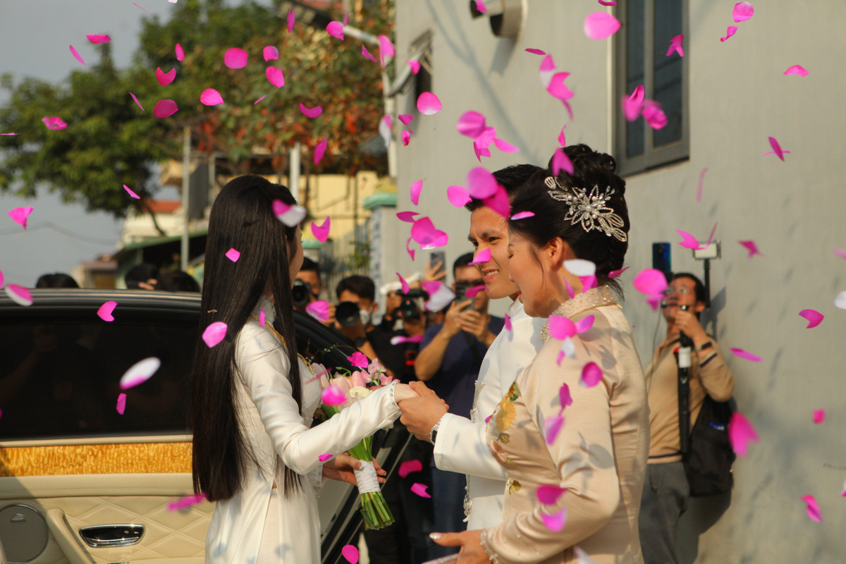 Cụ thể, Quang Hải nói: "Có nhiều lúc, mình cũng thấy áp lực và mệt mỏi khi đá bóng. Vì thế, khi bản thân gặp được một người mang đến những nguồn năng lượng tích cực thì sẽ cảm thấy rất thoải mái, giúp mình vượt qua khó khăn".