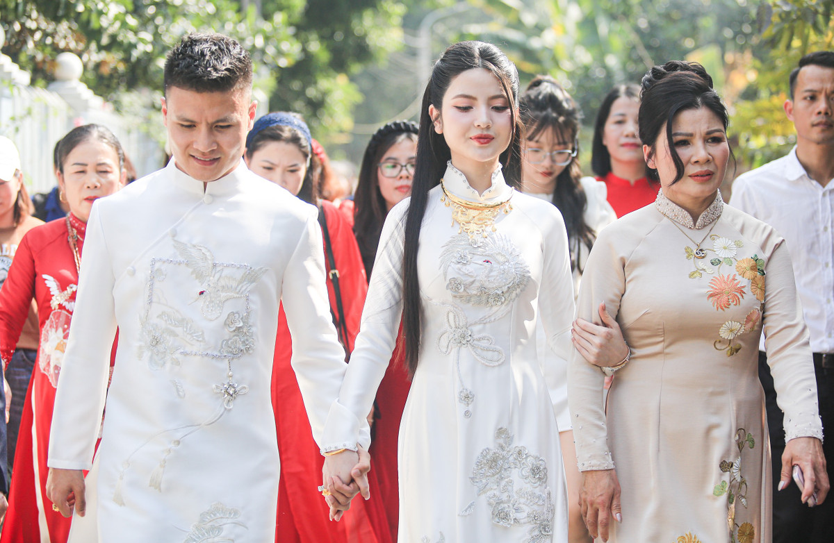 Chu Thanh Huyền luôn tay trong tay với chồng và mẹ chồng.