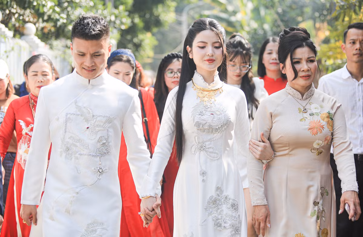 Chu Thanh Huyền luôn tay trong tay với chồng và mẹ chồng.