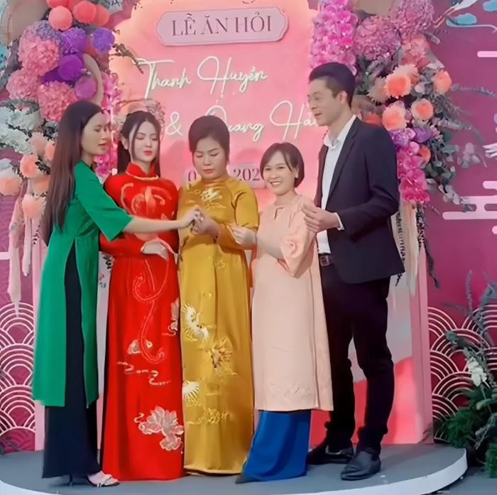 Lúc đó do thợ ảnh giục hoài nên Huyền đưa tay gạt xuống để không ảnh hưởng mọi người. Các kênh lại cố tình tua nhanh đoạn ấy và định hướng sai sự thật. Dù sao cũng là ngày vui của Huyền, nếu không thể gửi lời chúc phúc, thì mong cũng đừng trách Huyền nhé". Người này cho biết thêm.