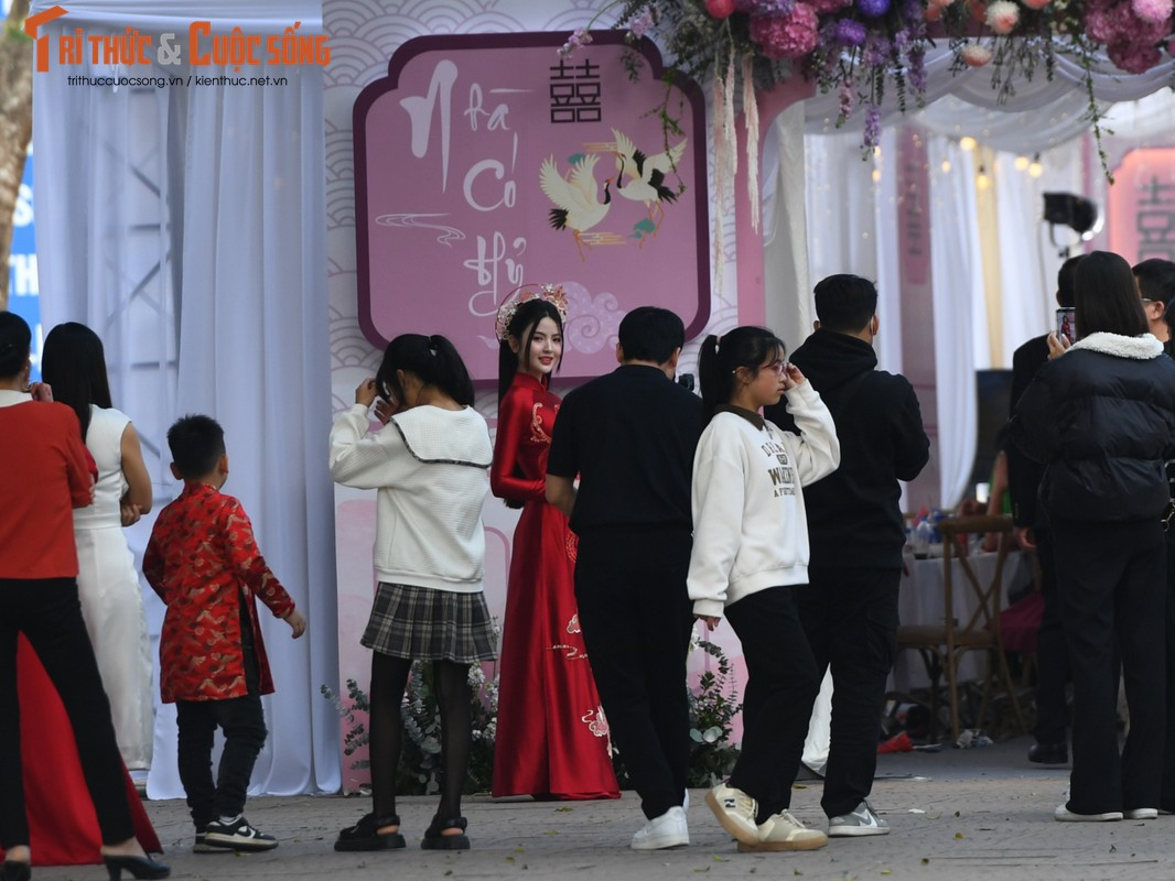 Tuy nhiên, hành động hất tay của vợ Quang Hải khi đang chụp ảnh với mẹ ruột cùng gia đình đã gây tranh cãi. Trên các diễn đàn lớn nhỏ, những video ghi lại hành động này của Chu Thanh Huyền đều được dân tình bàn tán vô cùng sôi nổi.