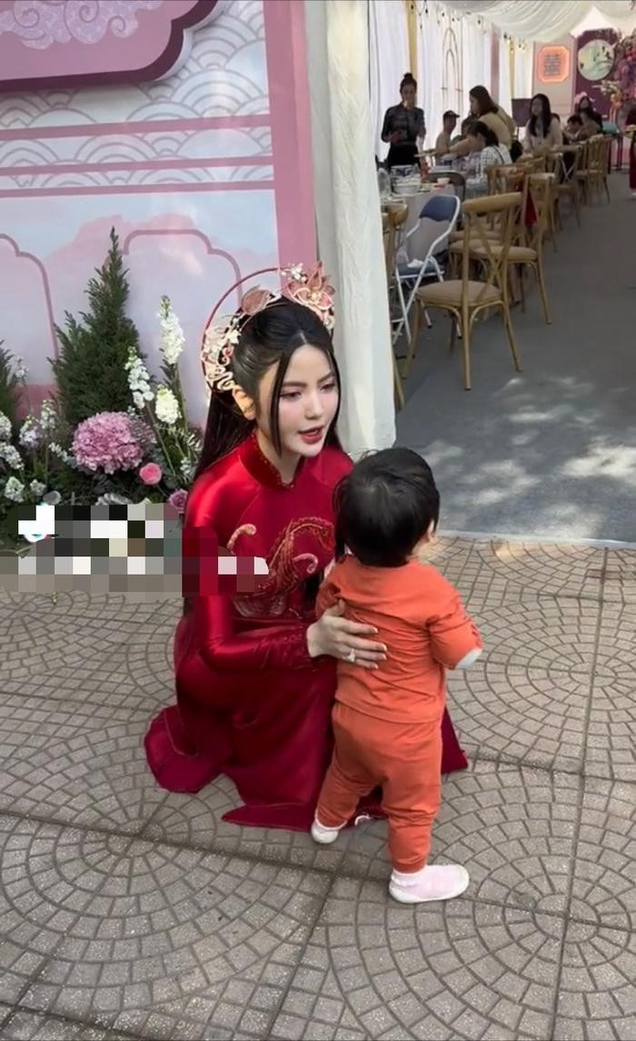 Tối muộn ngày 2/1, một người được cho là quen biết với Chu Thanh Huyền đã lên tiếng bênh vực cô nàng: "Bản thân Huyền cũng là người rất có hiếu, đi làm kiếm tiền tự lực, một tay nuôi 4 đứa em ăn học, xây nhà cửa cho bố mẹ. Khi Huyền kiếm được tiền cũng không để mẹ phải vất vả. Mọi người nhìn video cũng thấy dù trải qua năm lần sinh nở nhưng mẹ Huyền vẫn vô cùng trẻ trung và vui vẻ...