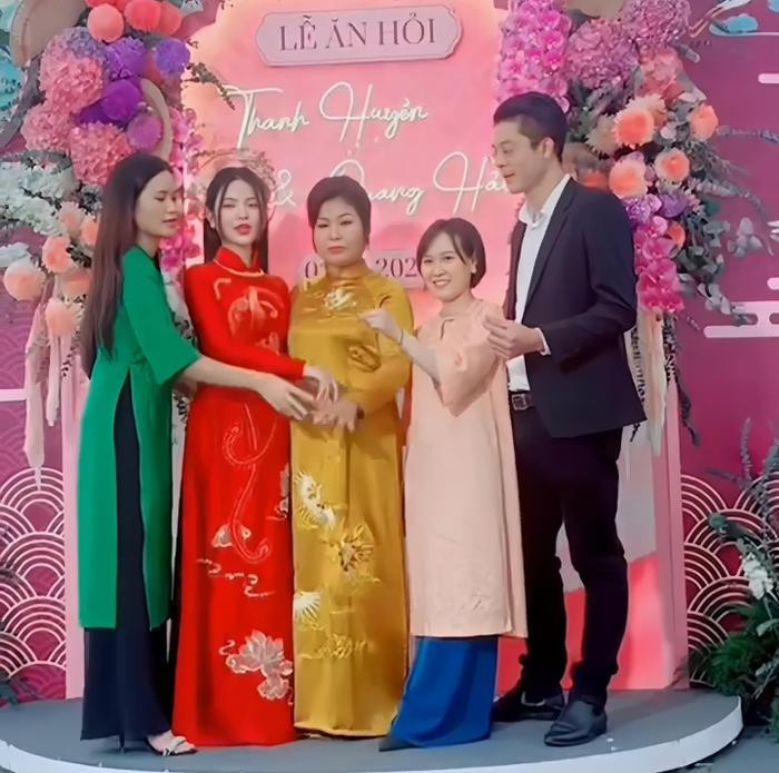 Hình ảnh Chu Thanh Huyền gạt tay mẹ ruột khi chụp ảnh chung khiến nhiều người chú ý.