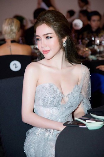 Hiện tại, Elly Trần đang là người nuôi dưỡng và chăm sóc 2 con nhỏ. Cô cũng đang trong quá trình hoàn tất thủ tục ly hôn