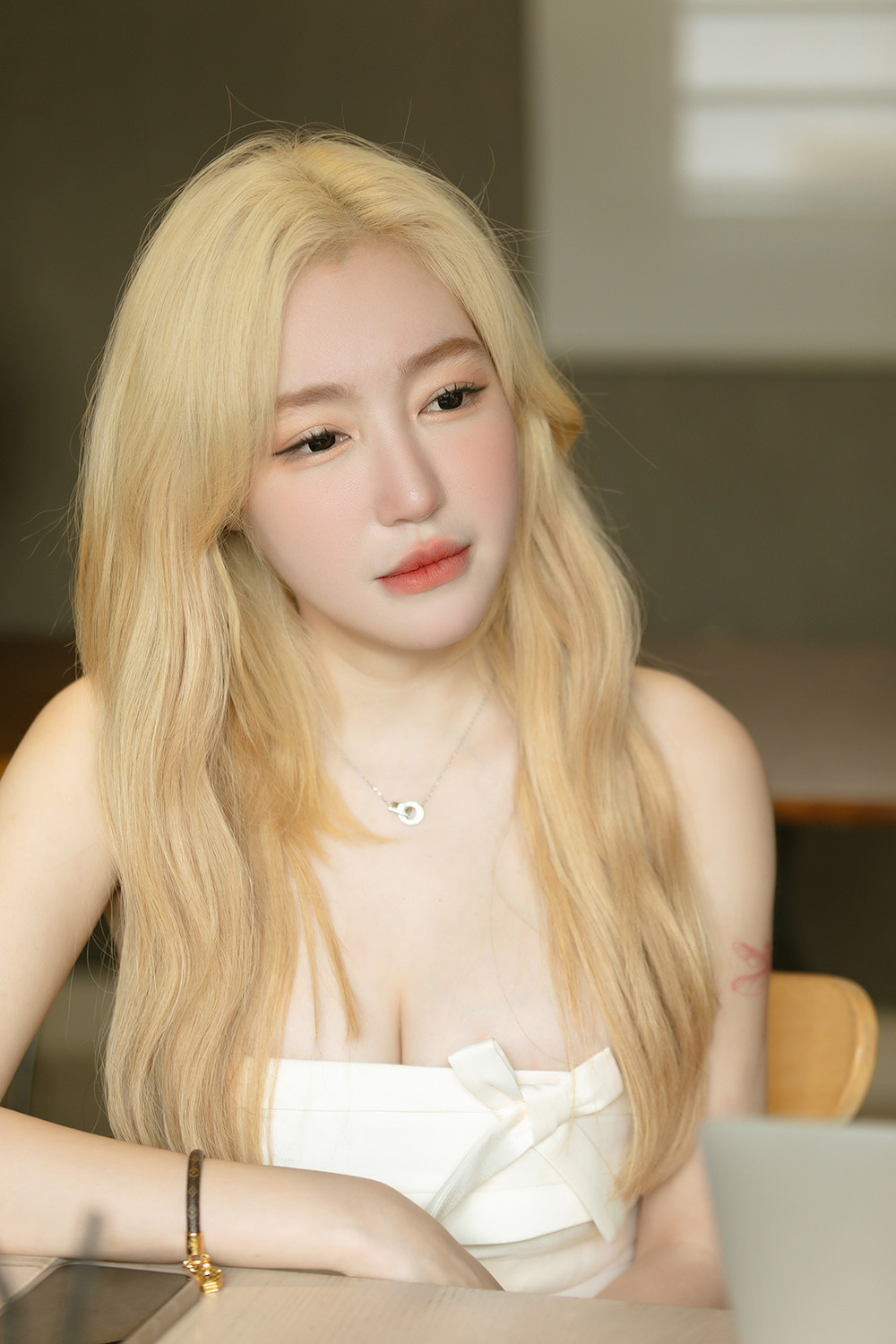 Thậm chí, "hot girl ngực khủng" Elly Trần hông ngần ngại bóc trần toàn bộ những góc khuất trong suốt 11 năm bên nhau.