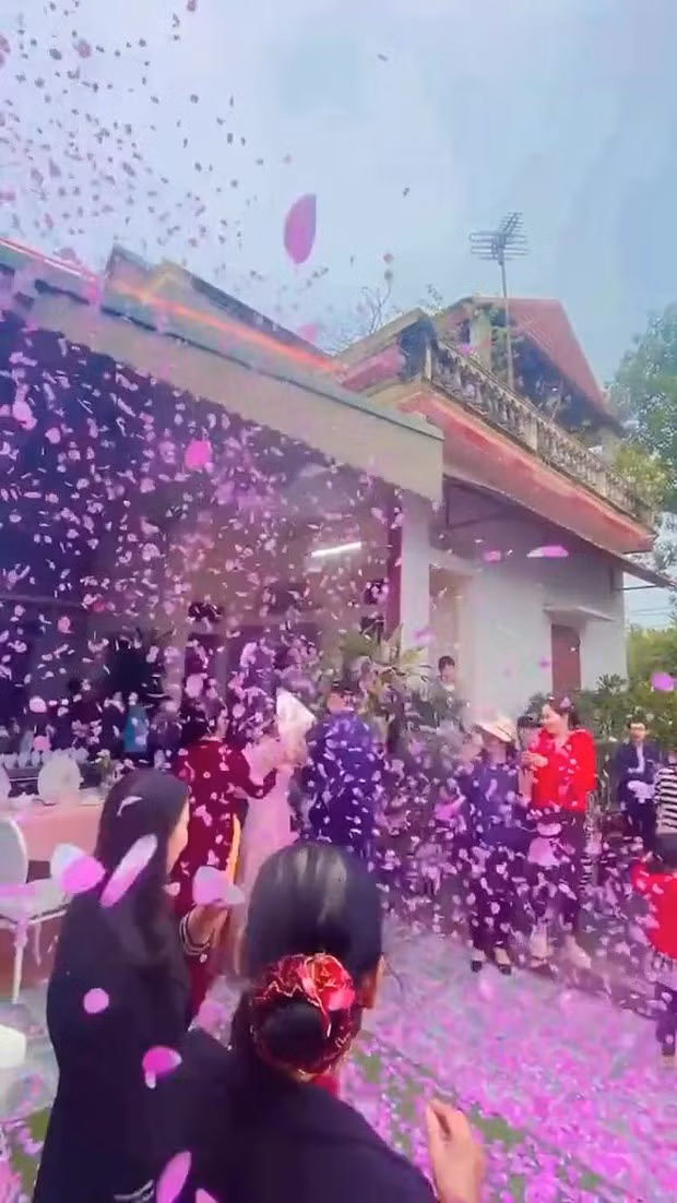 Trong đó, đáng chú ý nhất nhì phải kể đến cảnh Nhật Lê được chồng và mẹ chồng dẫn về nhà. Đi bên cạnh con dâu, mẹ chồng cô vừa tươi cười vừa cẩn thận dìu vì sợ con ngã. Chính hành động này đã khiến dân mạng chú ý, nhiều người bày tỏ sự ấn tượng khi thấy mẹ chồng chăm sóc nàng dâu.