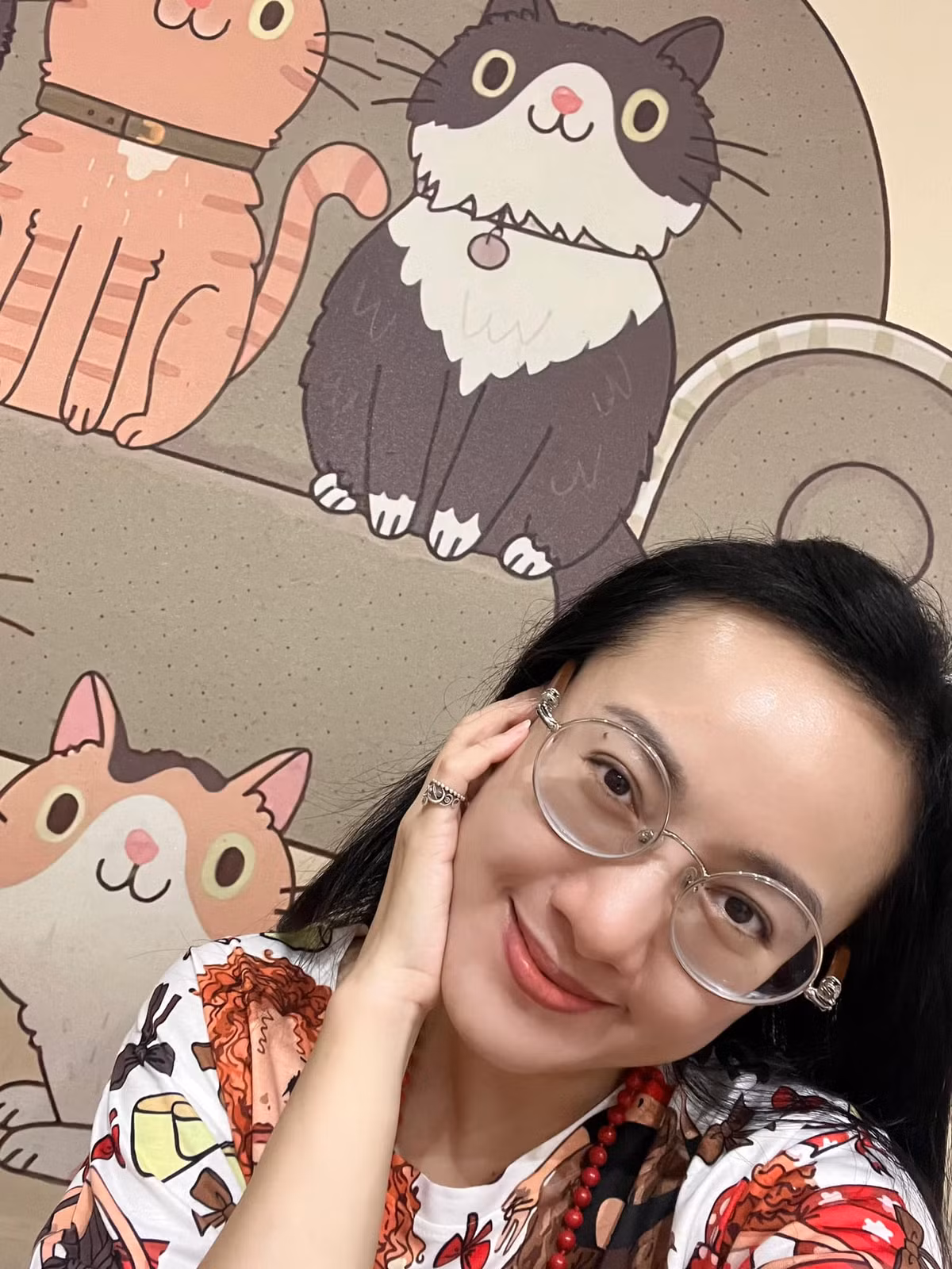 BTV Hoài Anh chia sẻ về việc chăm sóc da, cô thường quan tâm toàn diện từ bên trong đến bên ngoài. Khi có tuổi, việc hình thành nếp nhăn là khó tránh khỏi.