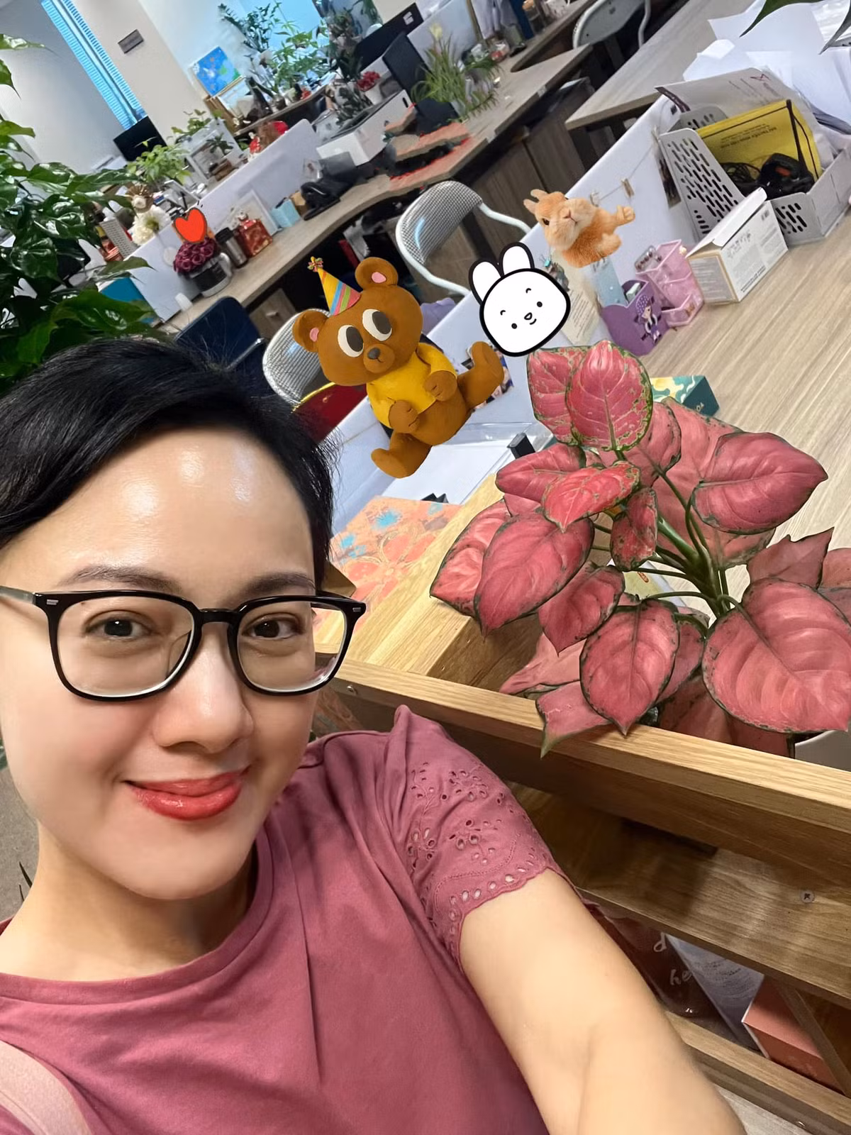 Bên cạnh đó, nữ BTV VTV còn quan tâm đến việc chống nắng cho da. Đây là bước quan trọng để bảo vệ da mà nhiều người thường bỏ qua.