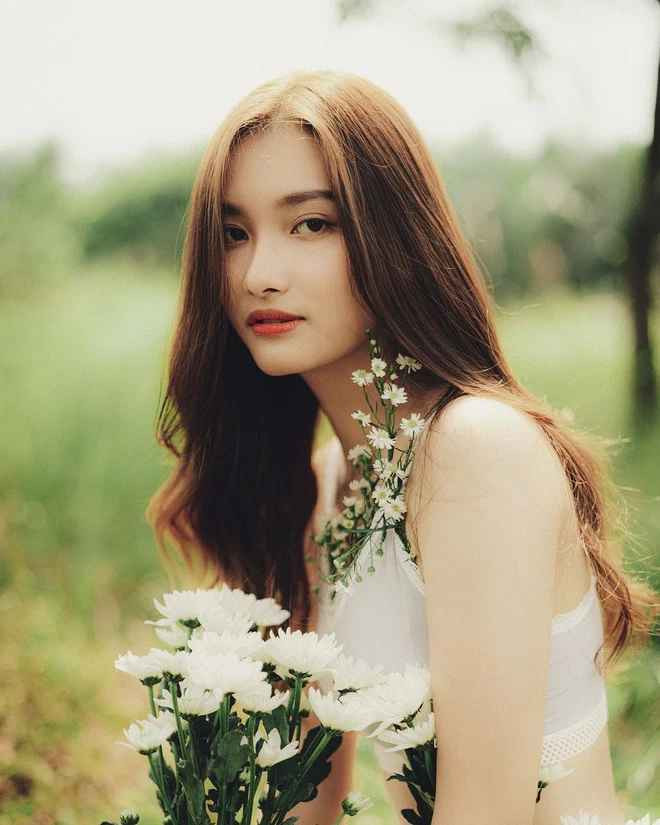 Khi học cấp 2, thành tích học tập xuất sắc của Vân Đình càng được kéo dài, khi cô bạn góp mặt trong đội tuyển HSG Toán cấp trường. Không chỉ học giỏi, gái xinh này còn tham gia hàng loạt hoạt động ngoại khóa như: Đội trưởng Đội thiếu niên xung kích, đoạt giải Nhất cuộc thi Hùng biện tiếng Anh của trường...