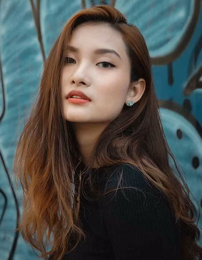 Vân Đình thành thạo tiếng Anh (bằng 7.0 IELTS), tiếng Trung và có thể giao tiếp cơ bản bằng tiếng Hàn. Trước đó, cô bạn từng nhận được học bổng toàn phần của một trường đại học khác.