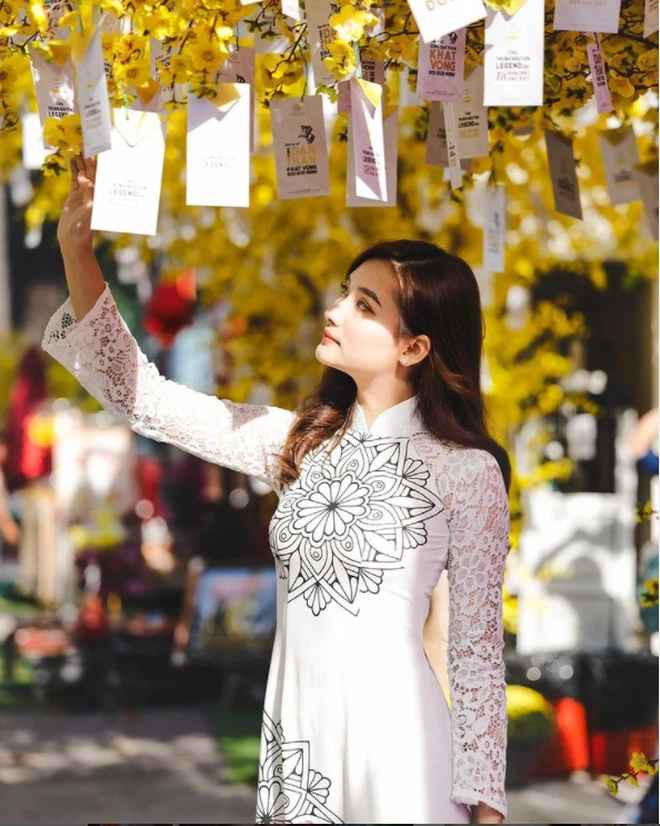 Vân Đình có thể chơi được nhiều nhạc cụ như piano, ukulele, guitar... Nữ sinh còn từng đạt giải Nhất cuộc thi âm nhạc Tiếng hát Nguyễn Công Trứ.