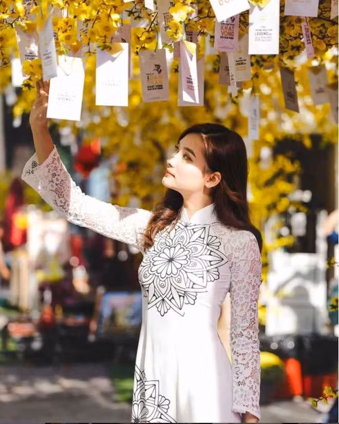 Vân Đình có thể chơi được nhiều nhạc cụ như piano, ukulele, guitar... Nữ sinh còn từng đạt giải Nhất cuộc thi âm nhạc Tiếng hát Nguyễn Công Trứ.