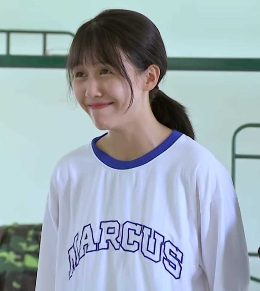 Hậu Hoàng tinh nghịch nhưng khi bước vào cuộc sống quân ngũ, cô nàng cũng phải tuân thủ nghiêm ngặt.